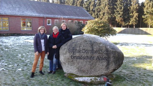 Vorsitzende Almut Detmering zusammen mit den Schulleiterinnen Marianne Wolf (li.) und Julia Rhmkorf (re.) vor der Grundschule in Ahlden