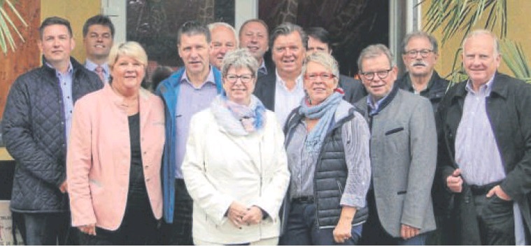 Gudrun Pieper mit Landtagskollegen und Almut Detmering